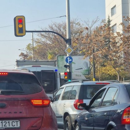 Пътен инцидент затрудни движението на оживено кръстовище в столицата алармират