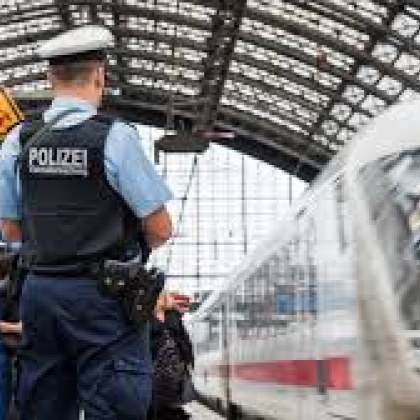 Германската полиция започна издирване на мъж който е оставил чанта