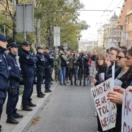 Протест с искане за оставката на сръбския министър на строителството