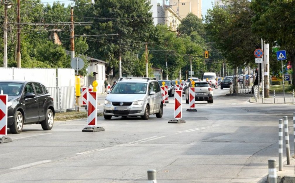 Частично пускат движението по бул. 