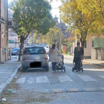 Майки бутащи детски колички успяха да привлекат вниманието на водач