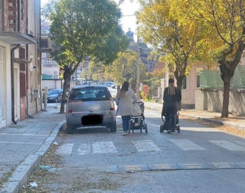 Редно ли е: майки с колички превзеха улица СНИМКА