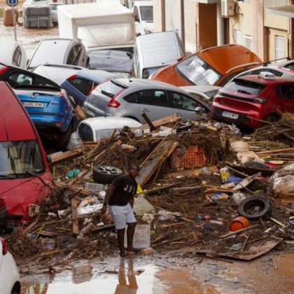 Най малко 89 души остават в неизвестност след наводненията в източната
