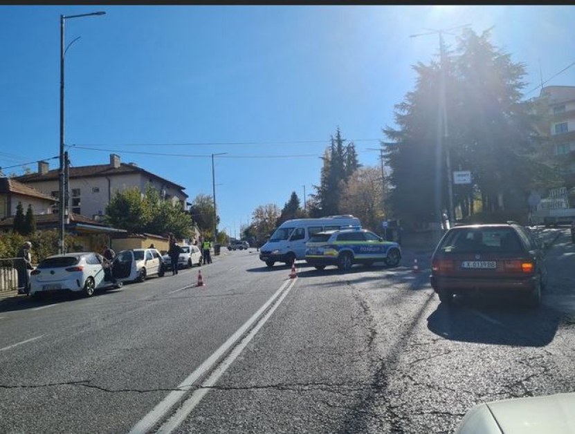 Тяло лежи покрито на асфалта, пристигнаха полицаи* СНИМКИ