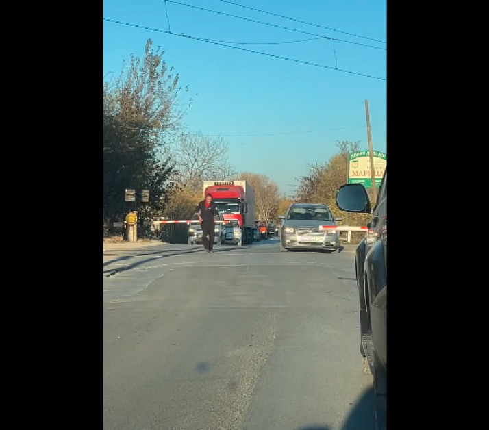 Шофьор мина през спуснати бариери на прелез до Пловдив, асистент го навигира  ВИДЕО