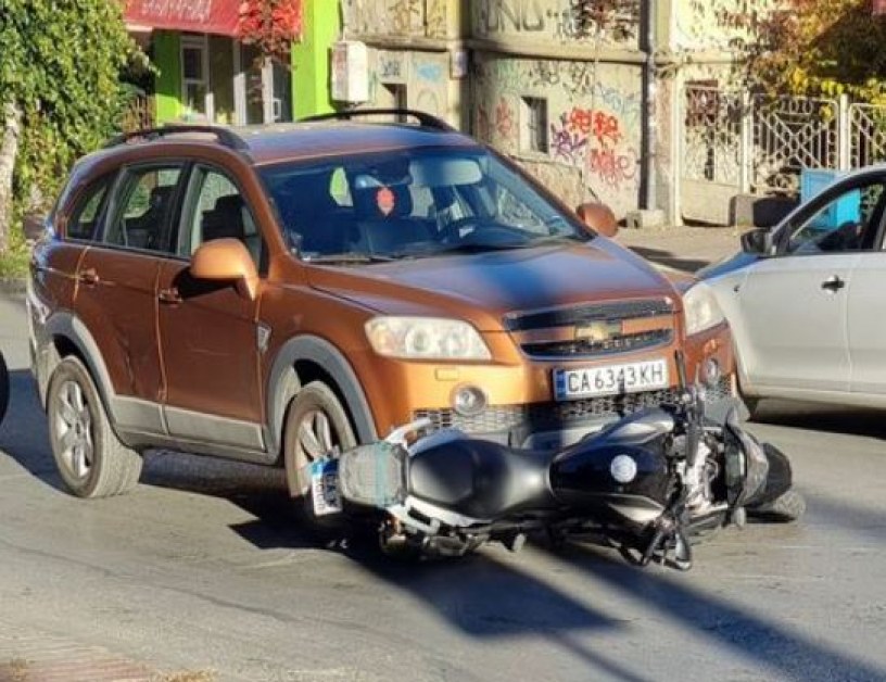 Кола и мотор се сблъскаха в Търново СНИМКИ