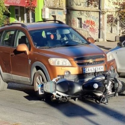 Кола и мотор се сблъскаха на улица във Велико Търново