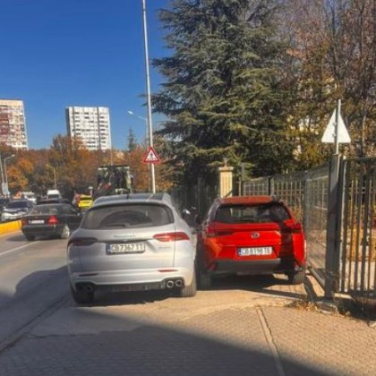 Коли превзеха посред бял ден тротоар в София буквално