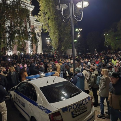 И тази вечер ще има мирен протест пред Народния театър