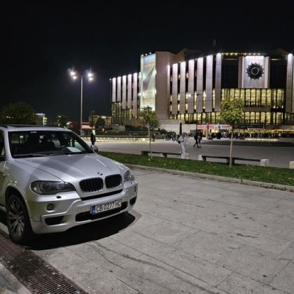 БМВ се качи на пешеходната зона пред Националния дворец на