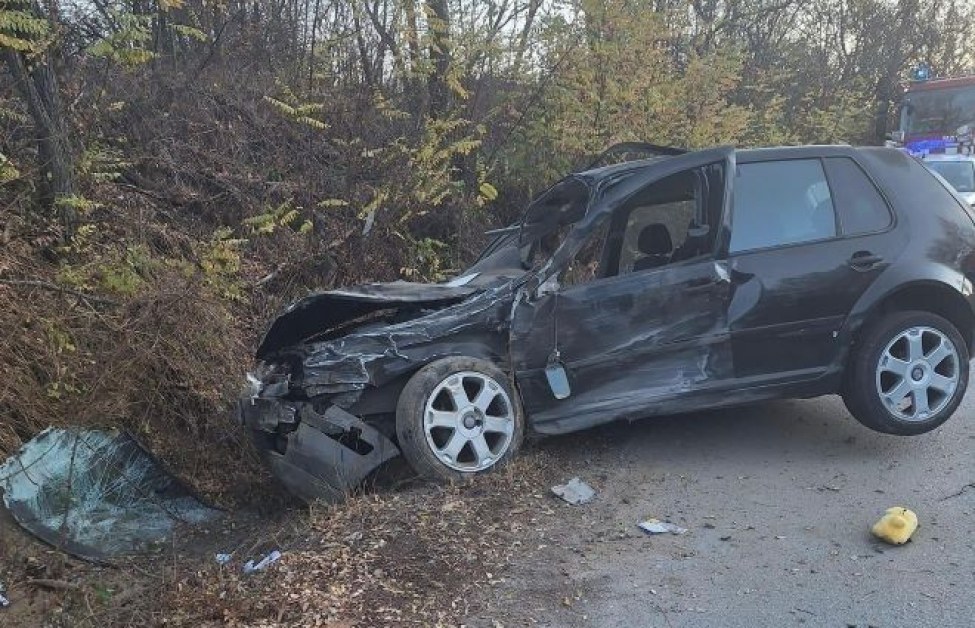 Пътник загина при катастрофа с два автомобила СНИМКА