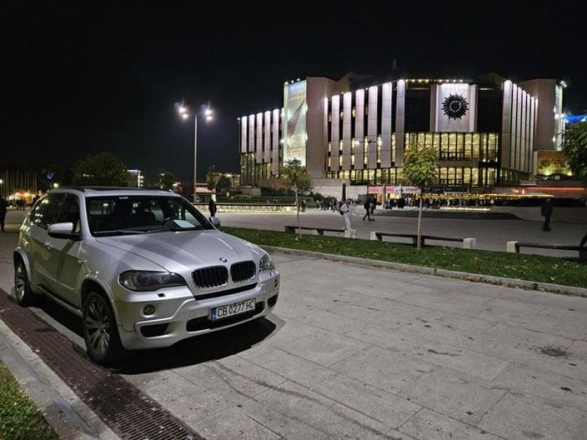 Щракнаха БМВ, позирало на пешеходната зона пред НДК СНИМКА