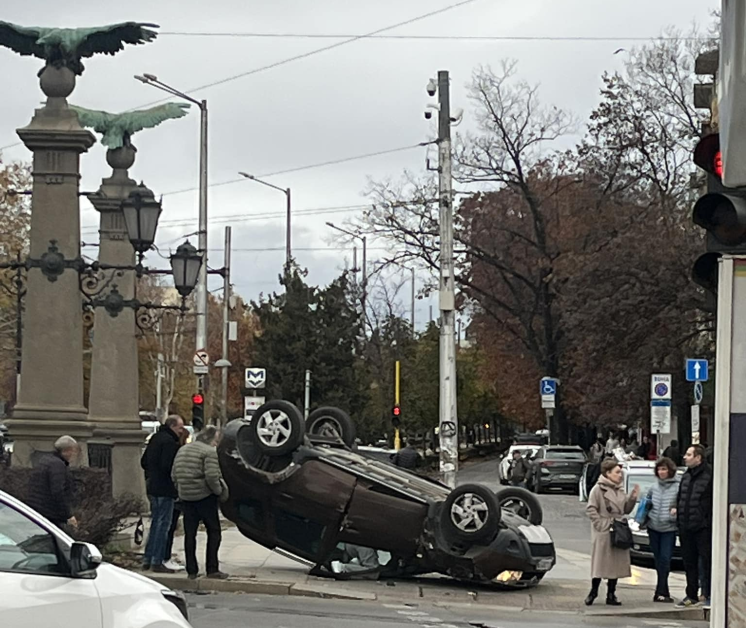 Кола е по таван на Орлов мост в София* СНИМКИ