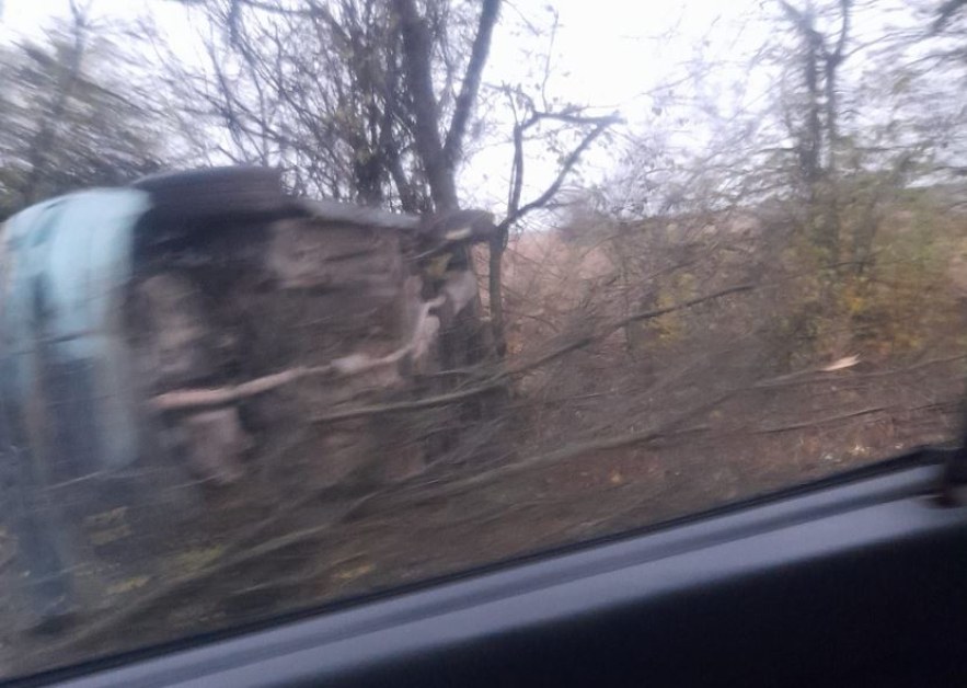 Кола се обърна странично край Плевен СНИМКА