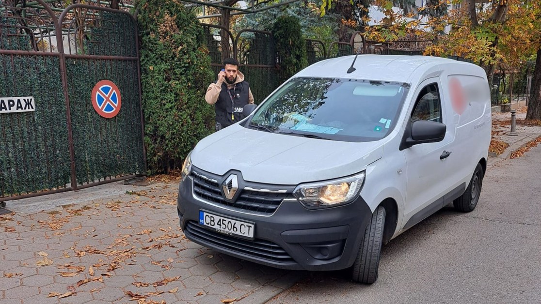 Куриер се обиди от забележка за паркомясто и си тръгна с пратката на жена