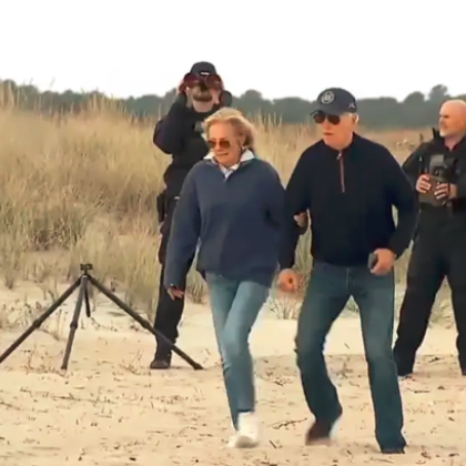 Президентът Байдън се спъва многократно и дори се нуждае от