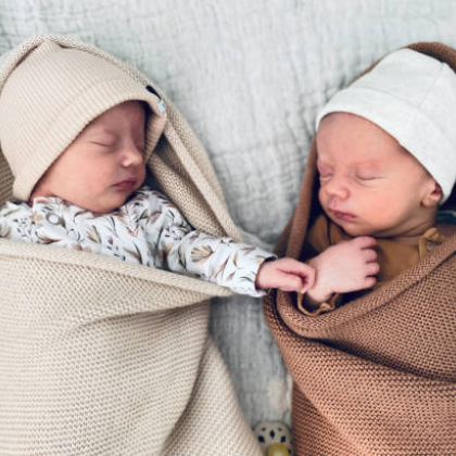 Двойка еднояйчни близнаци които са били разделени на двегодишна възраст