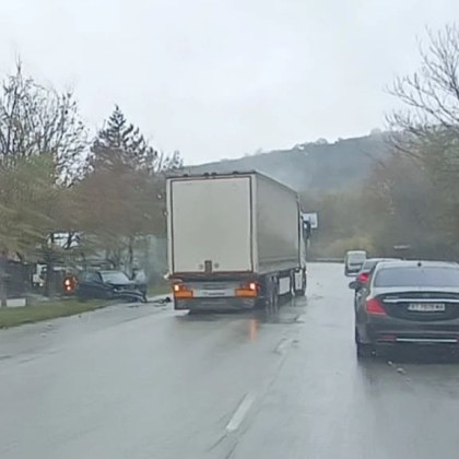 Катастрофа между камион и три леки автомобила затруднява движението по