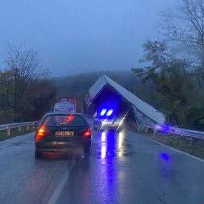 Тежкотоварен камион катастрофира на пътя за Велико Търново Инцидентът е