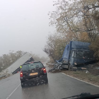 Тежкотоварни камиони катастрофираха на пътя за Велико Търново Инцидентът е