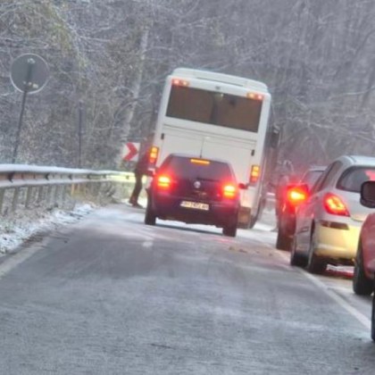 Катастрофа стана тази сутрин на прохода Петрохан Автобус и лека кола