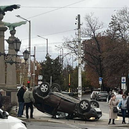 Автомобил се е преобърнал по таван на Орлов мост в