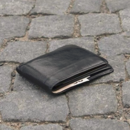 Мъж остана без портмонето си а новият му собственик е