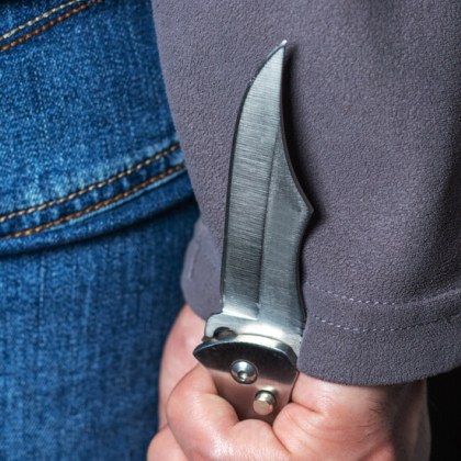 Мъж ряза жестоко съпругата си с макетен нож
