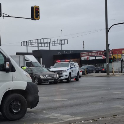 Преди минути на кръстовището на метростанция Сливница са се сблъскали автомобил