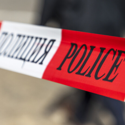 Младо момиче е било намерено провиснало от външната страна на