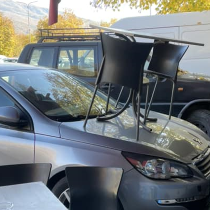 Паркиран автомобил пред заведение до източния портал на Вазовски Машиностроителни