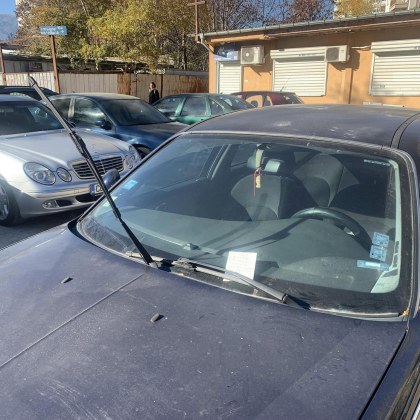 Неадекватно пракирана кола блокира двама водачи а други задължава да