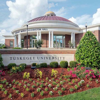 Един човек е убит а други 16 са ранени при