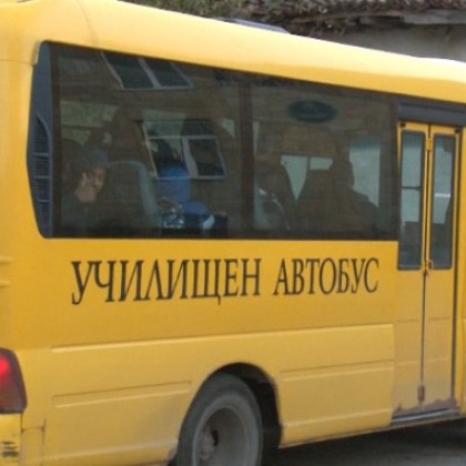 Тир удари ученически автобус с 19 деца, има ранени