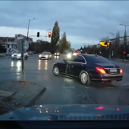 Водач направи обратен завой начервено пред засилени коли на булевард ВИДЕО