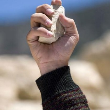 Извършител на грабеж е установен и задържан от служители на