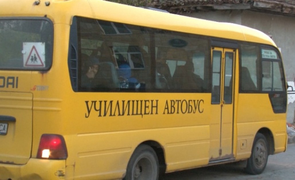 Тир удари ученически автобус с 19 деца, има ранени