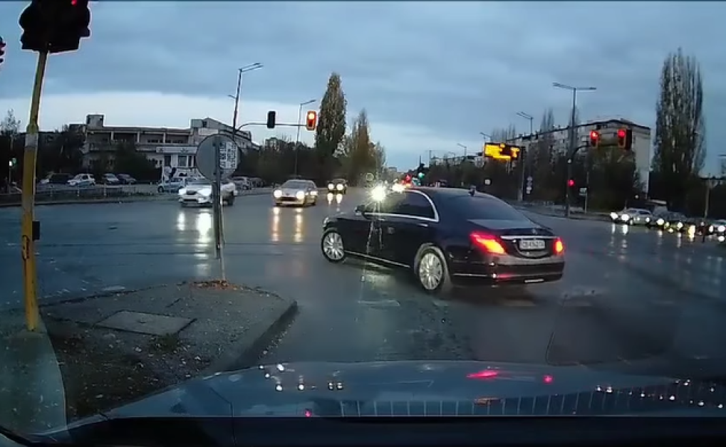 Водач направи обратен завой начервено пред засилени коли на булевард  ВИДЕО