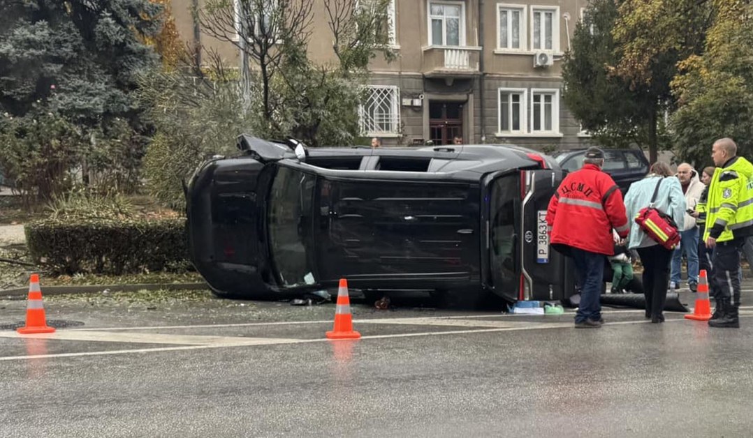 Джип се преобърна на булевард в Търново СНИМКИ