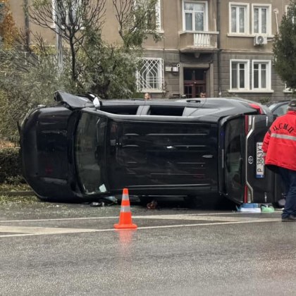 Джип катастрофира по рано днес във Велико Търново Превозното средство