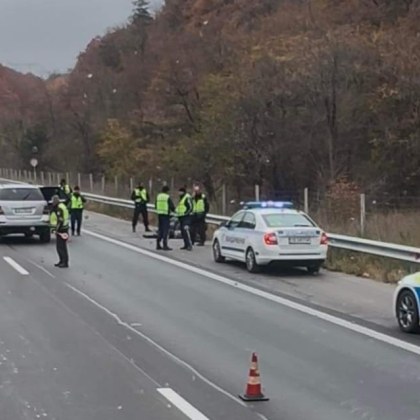 Нелегални мигранти са задържани на автомагистрала Тракия сигнализират шофьори Мястото