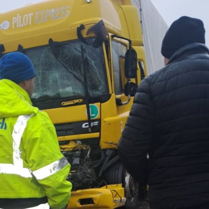 Два товарни тежкотоварни автомобила се сблъскаха на международния път Русе