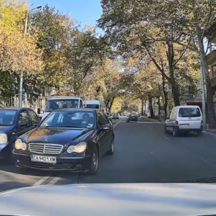 Редно ли е? Водач пое в насрещното на оживен булевард в Пловдив СНИМКИ