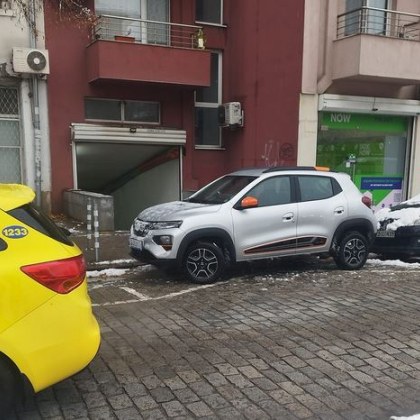 Водач с малък автомобил успя да сътвори голям дискомфорт за