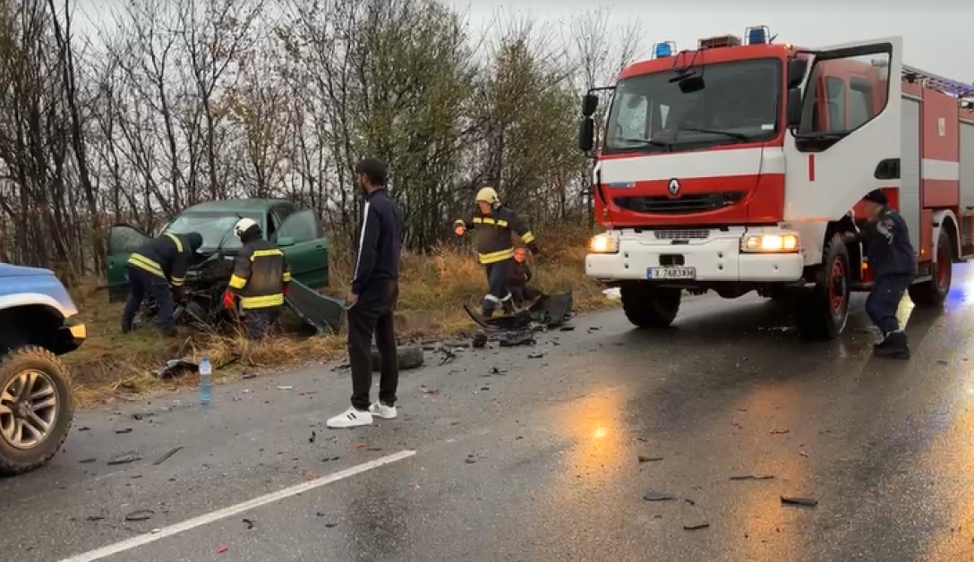 Ново ПТП с жертва: Коли се блъснаха челно в Хасковско  ВИДЕО