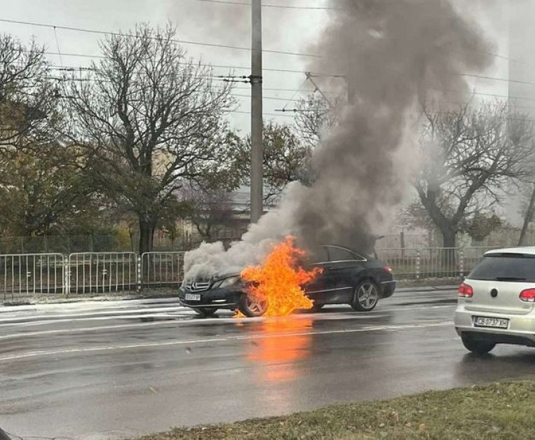 Кола избухна в пламъци на булевард в София СНИМКА