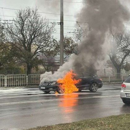 Кола пламна на оживен булевард в столицата алармират граждани в