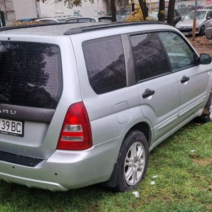 Жестока саморазправа с кола в столицата Субару паркирано в зелена площ