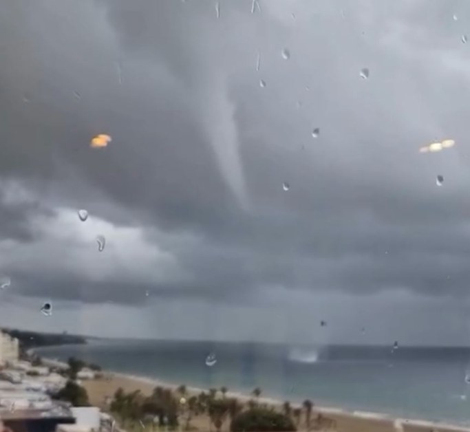 Торнадо край Марбея, улици са под вода ВИДЕО+СНИМКИ