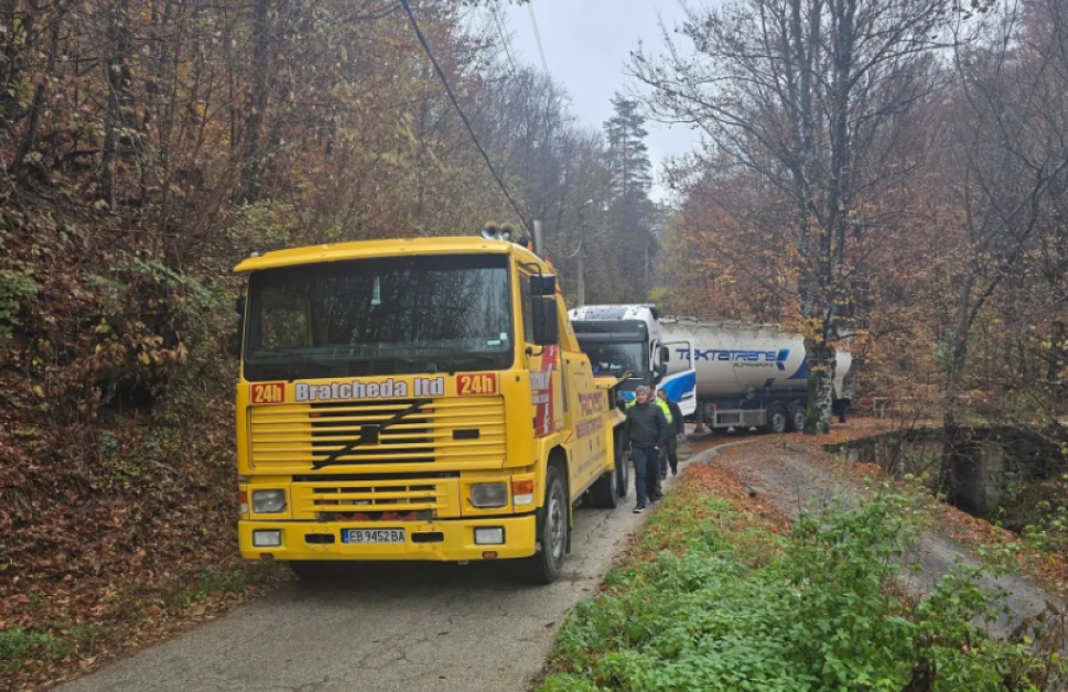 Цистерна блокира вход на габровско село, объркал пътя СНИМКА